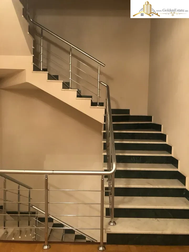 Երեք հարկանի տուն Սունդուկյան փողոցում Արաբկիրում, 1,000 քմ, 550 քմ հողի վրա, 3+ սանհանգույց