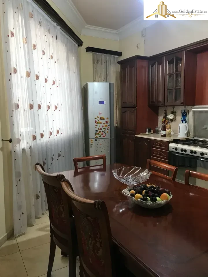 Երեք հարկանի տուն Սունդուկյան փողոցում Արաբկիրում, 1,000 քմ, 550 քմ հողի վրա, 3+ սանհանգույց