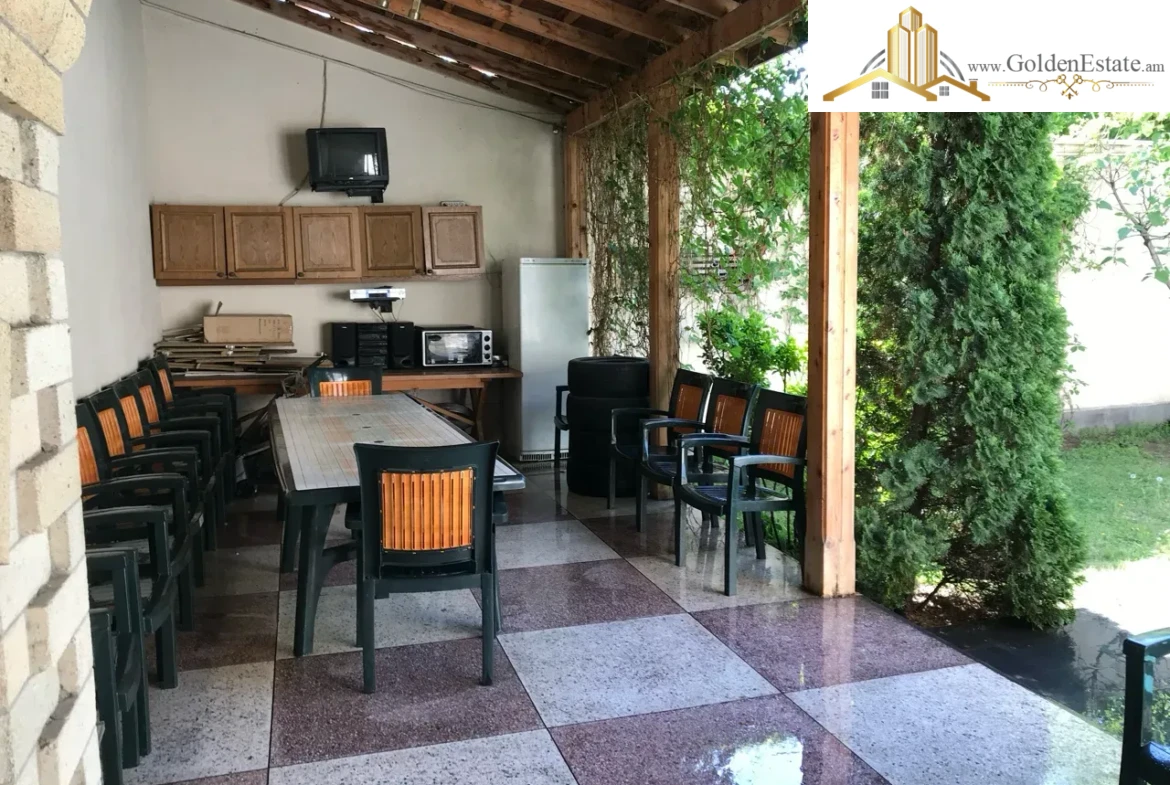 Երեք հարկանի տուն Սունդուկյան փողոցում Արաբկիրում, 1,000 քմ, 550 քմ հողի վրա, 3+ սանհանգույց