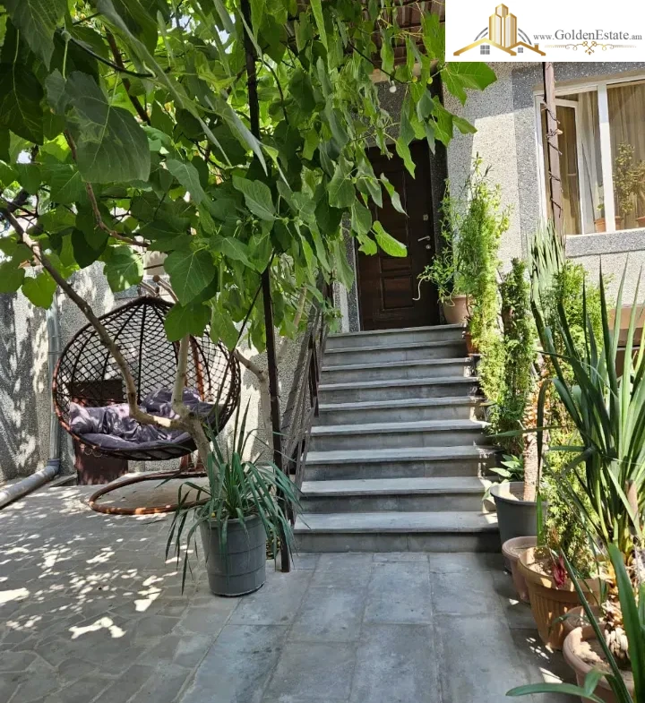 Երկու հարկանի քարե տուն Այգեկցու փողոցում Արաբկիրում, 168 քմ, 163 քմ հողի վրա