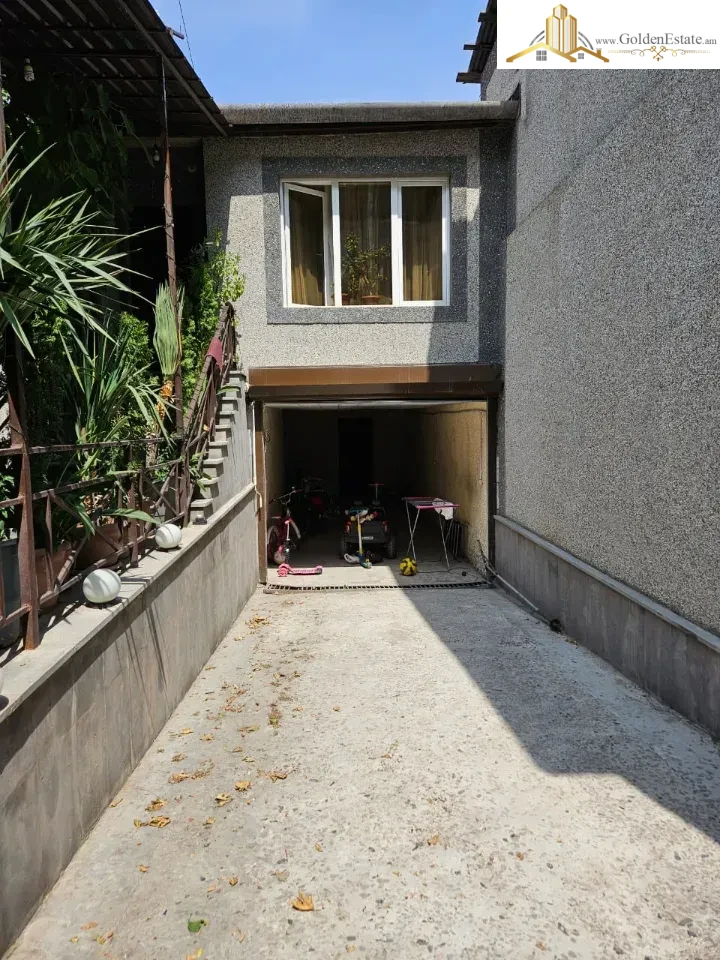 Երկու հարկանի քարե տուն Այգեկցու փողոցում Արաբկիրում, 168 քմ, 163 քմ հողի վրա