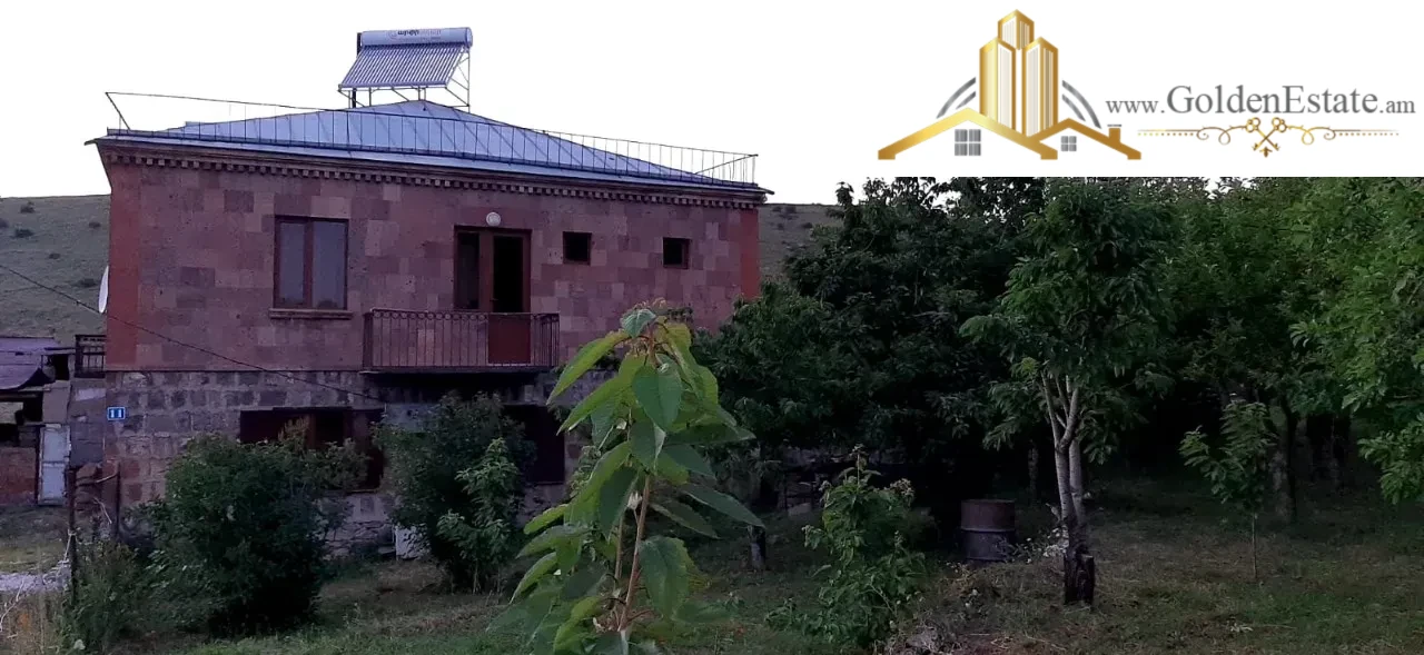 Երկու հարկանի քարե տուն Գեղարդում, 250 քմ, 4880 քմ հողի վրա