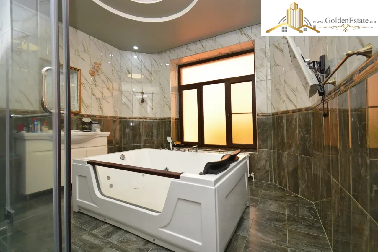 Երեք հարկանի տուն Պետրոս Դուրյանի 1-ին փողոցում Ավանում, 440 քմ, 500 քմ հողի վրա, 3+ սանհանգույց