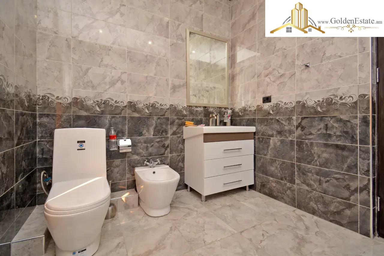 Երեք հարկանի տուն Պետրոս Դուրյանի 1-ին փողոցում Ավանում, 440 քմ, 500 քմ հողի վրա, 3+ սանհանգույց