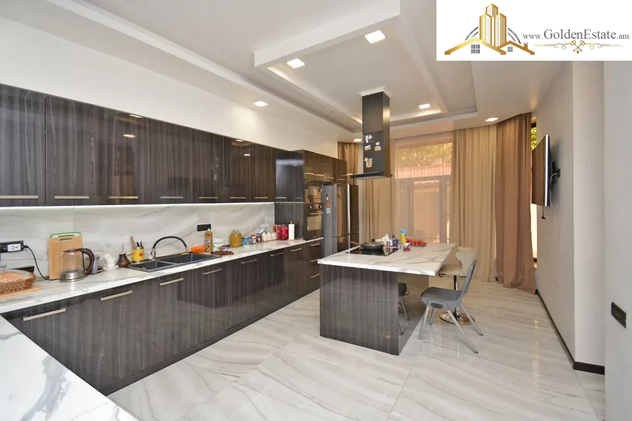 Երեք հարկանի տուն Պետրոս Դուրյանի 1-ին փողոցում Ավանում, 440 քմ, 500 քմ հողի վրա, 3+ սանհանգույց