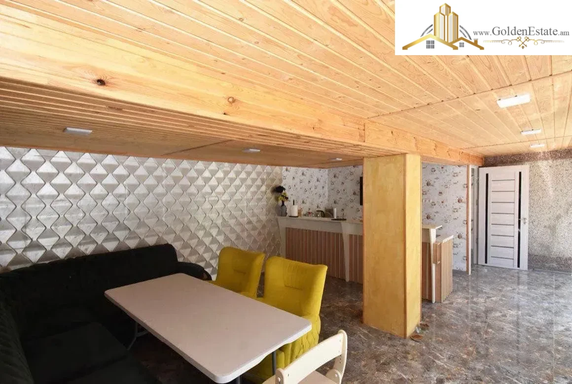 Երկու հարկանի քարե տուն Ծարավ Աղբյուրի փողոցում Ավանում, 152 քմ, 300 քմ հողի վրա, 2 սանհանգույց