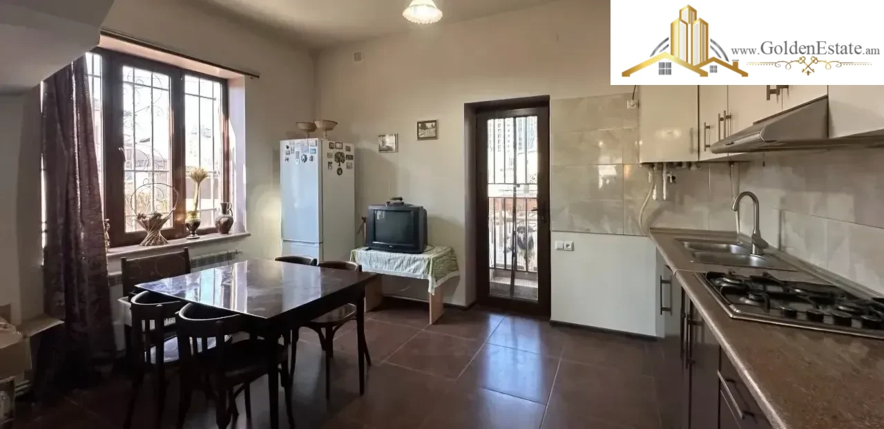 Երկու հարկանի քարե տուն Պարույր Սևակ թաղամասի 20-րդ փողոցի 3-րդ փակուղիում Ավանում, 300 քմ