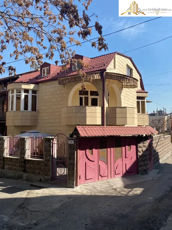 Չորս հարկանի քարե տուն Կոնդի փողոցում կենտրոնում, 370 քմ, 254 քմ հողի վրա, 3+ սանհանգույց