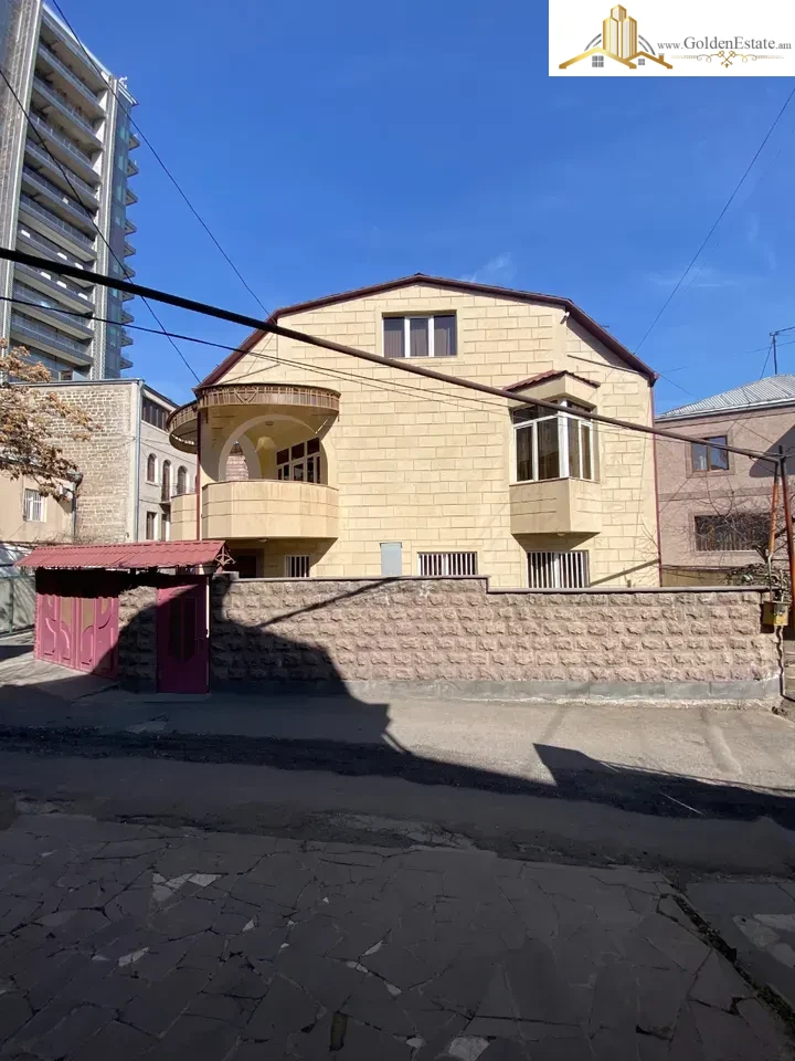 Չորս հարկանի քարե տուն Կոնդի փողոցում կենտրոնում, 370 քմ, 254 քմ հողի վրա, 3+ սանհանգույց