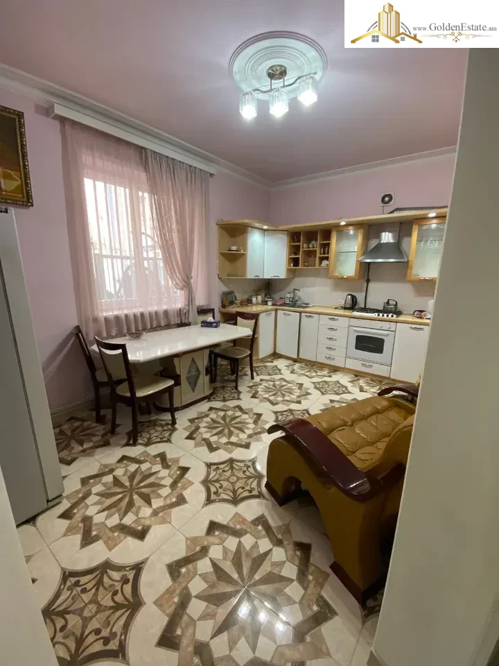 Չորս հարկանի քարե տուն Կոնդի փողոցում կենտրոնում, 370 քմ, 254 քմ հողի վրա, 3+ սանհանգույց