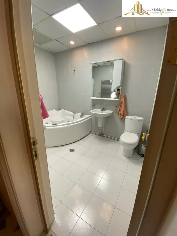 Չորս հարկանի քարե տուն Կոնդի փողոցում կենտրոնում, 370 քմ, 254 քմ հողի վրա, 3+ սանհանգույց