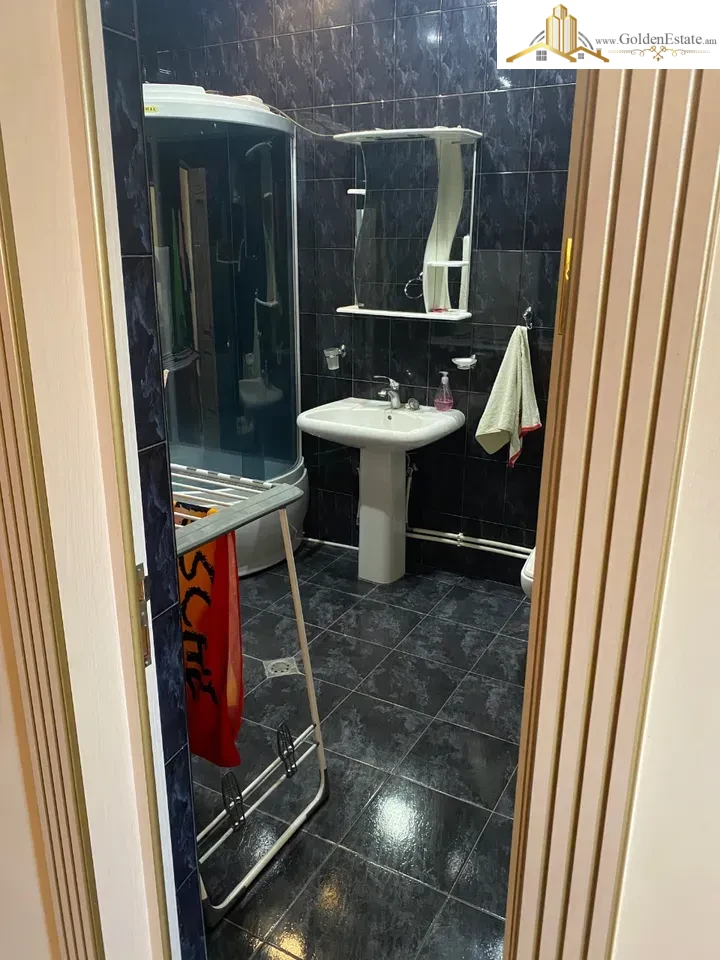 Չորս հարկանի քարե տուն Կոնդի փողոցում կենտրոնում, 370 քմ, 254 քմ հողի վրա, 3+ սանհանգույց