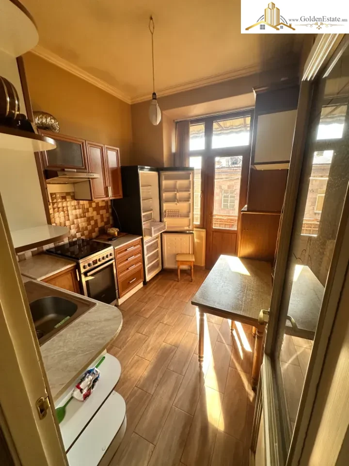 3 սենյականոց բնակարան Կիևյան փողոցում Արաբկիրում, 70 քմ, բարձր առաստաղներ, քարե շենք