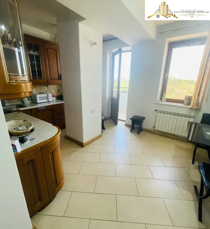 6 սենյականոց բնակարան Օրբելի եղբայրների փողոցում Արաբկիրում, 179 քմ, նախավերջին հարկ, 2 սանհանգույց