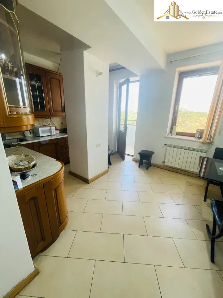 6 սենյականոց բնակարան Օրբելի եղբայրների փողոցում Արաբկիրում, 179 քմ, նախավերջին հարկ, 2 սանհանգույց