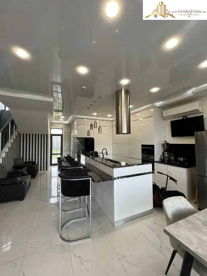 Երկու հարկանի քարե տուն Մհեր Մկրտչյան 1-ին փողոցում Ավանում, 370 քմ, 1200 քմ հողի վրա