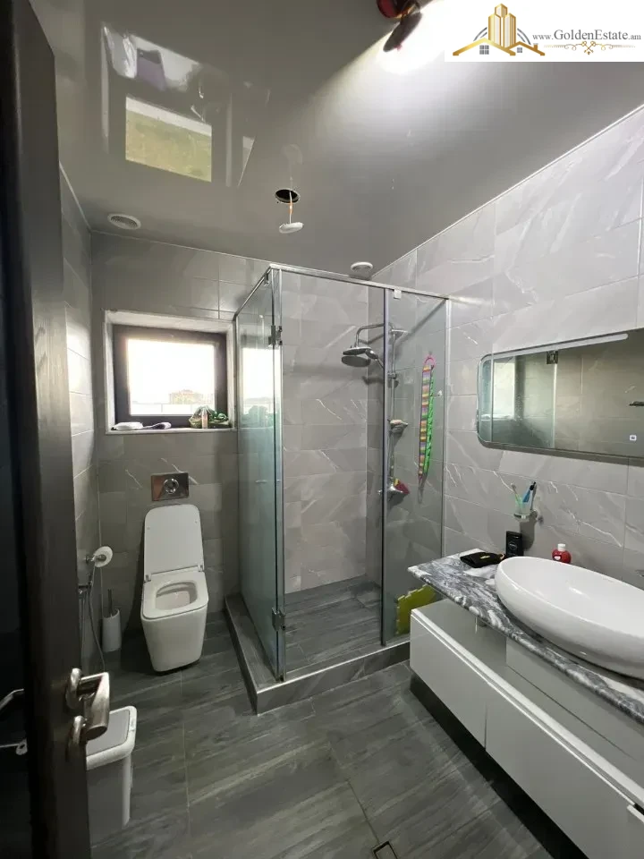 Երկու հարկանի քարե տուն Մհեր Մկրտչյան 1-ին փողոցում Ավանում, 370 քմ, 1200 քմ հողի վրա