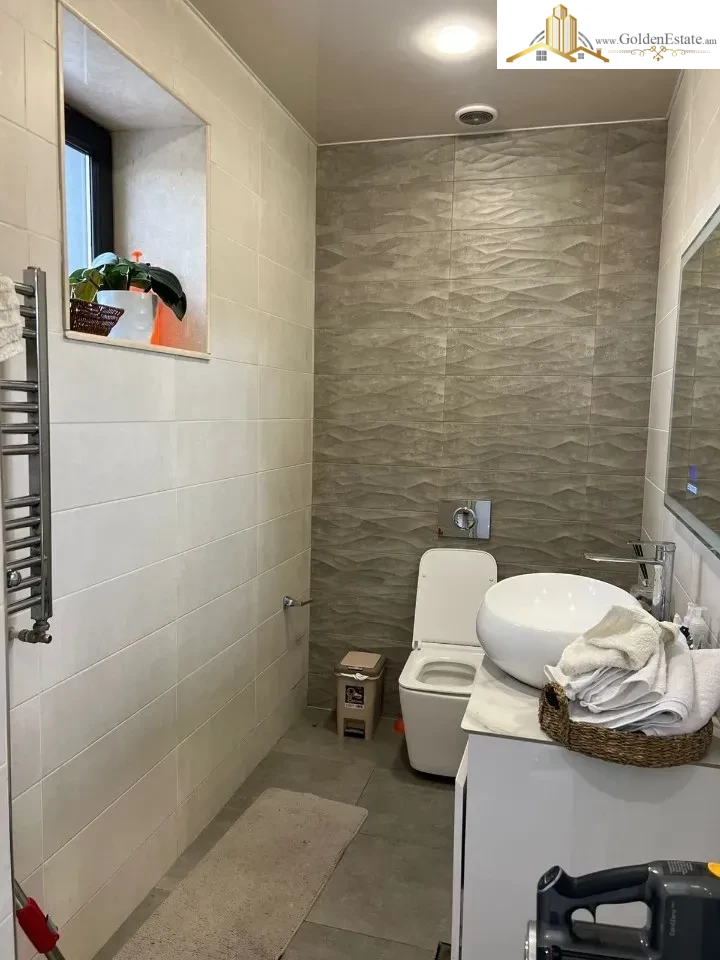 Երկու հարկանի քարե տուն Մհեր Մկրտչյան 1-ին փողոցում Ավանում, 370 քմ, 1200 քմ հողի վրա