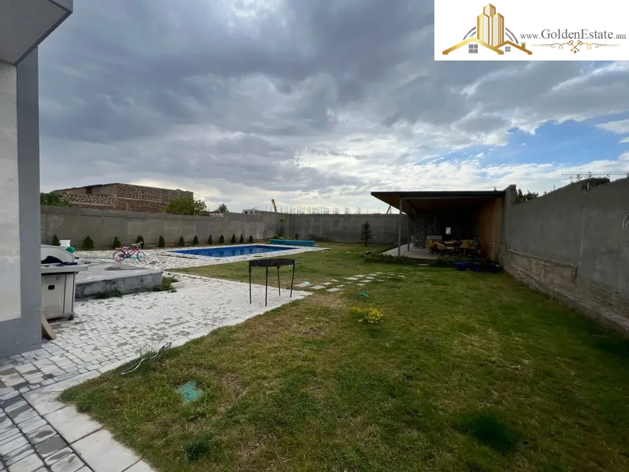 Երկու հարկանի քարե տուն Մհեր Մկրտչյան 1-ին փողոցում Ավանում, 370 քմ, 1200 քմ հողի վրա