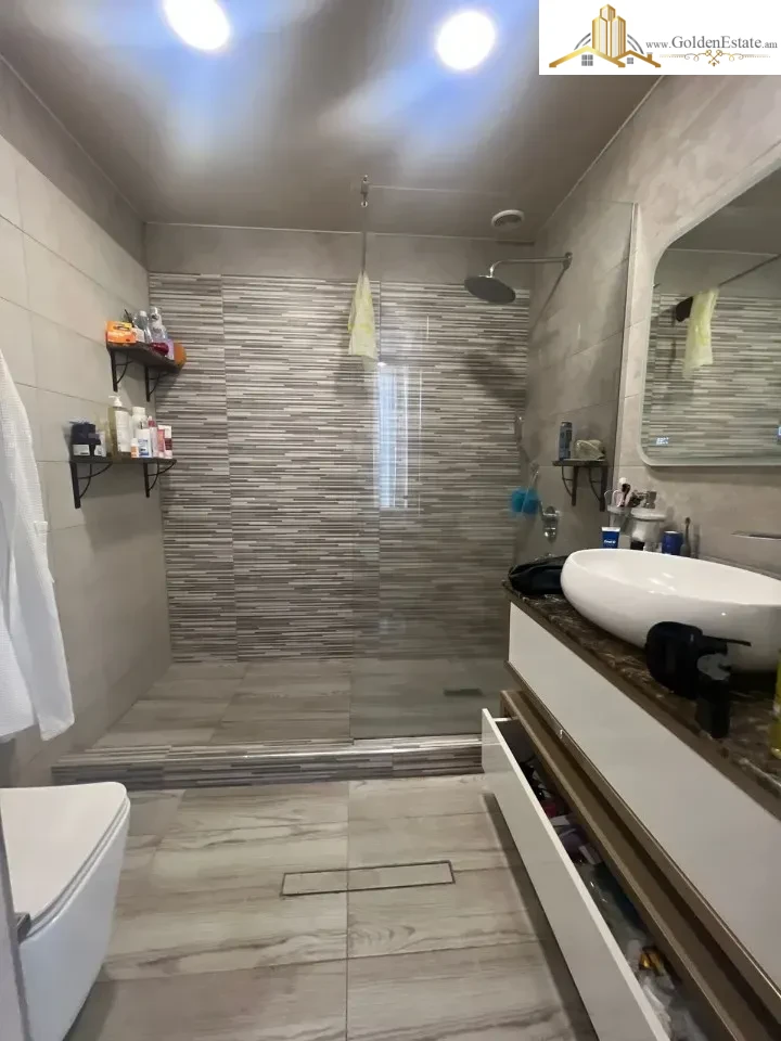 Երկու հարկանի քարե տուն Մհեր Մկրտչյան 1-ին փողոցում Ավանում, 370 քմ, 1200 քմ հողի վրա