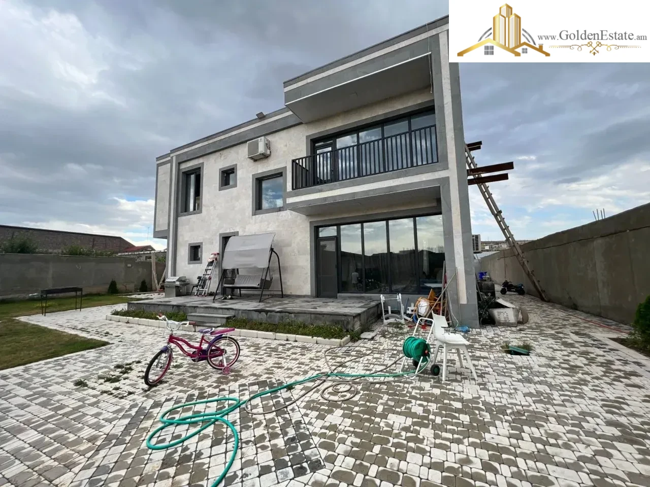 Երկու հարկանի քարե տուն Մհեր Մկրտչյան 1-ին փողոցում Ավանում, 370 քմ, 1200 քմ հողի վրա