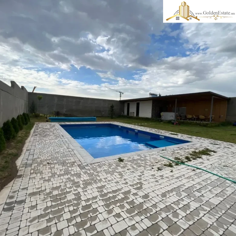 Երկու հարկանի քարե տուն Մհեր Մկրտչյան 1-ին փողոցում Ավանում, 370 քմ, 1200 քմ հողի վրա