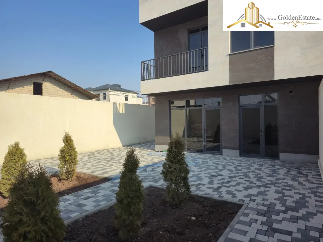 Երեք հարկանի քարե տուն Լուկաշինի փողոցում Աջափնյակում, 267 քմ, 250 քմ հողի վրա, 3+ սանհանգույց