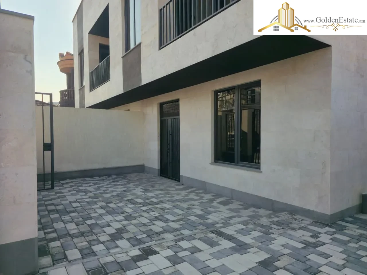 Երեք հարկանի քարե տուն Լուկաշինի փողոցում Աջափնյակում, 267 քմ, 250 քմ հողի վրա, 3+ սանհանգույց