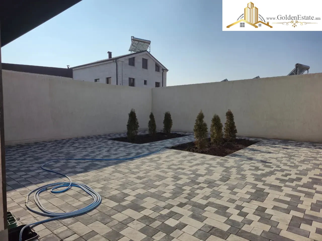 Երեք հարկանի քարե տուն Լուկաշինի փողոցում Աջափնյակում, 267 քմ, 250 քմ հողի վրա, 3+ սանհանգույց