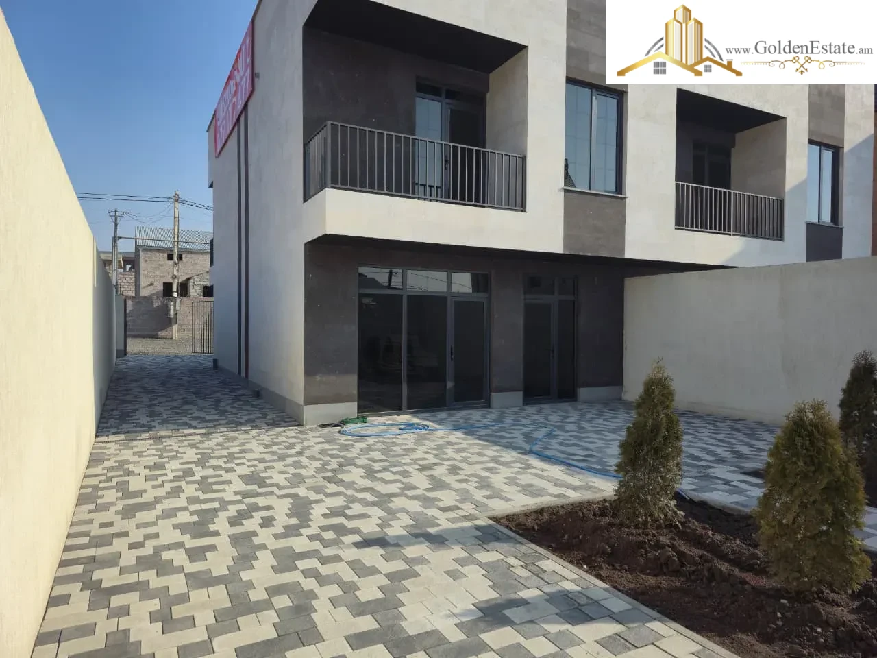 Երեք հարկանի քարե տուն Լուկաշինի փողոցում Աջափնյակում, 267 քմ, 250 քմ հողի վրա, 3+ սանհանգույց