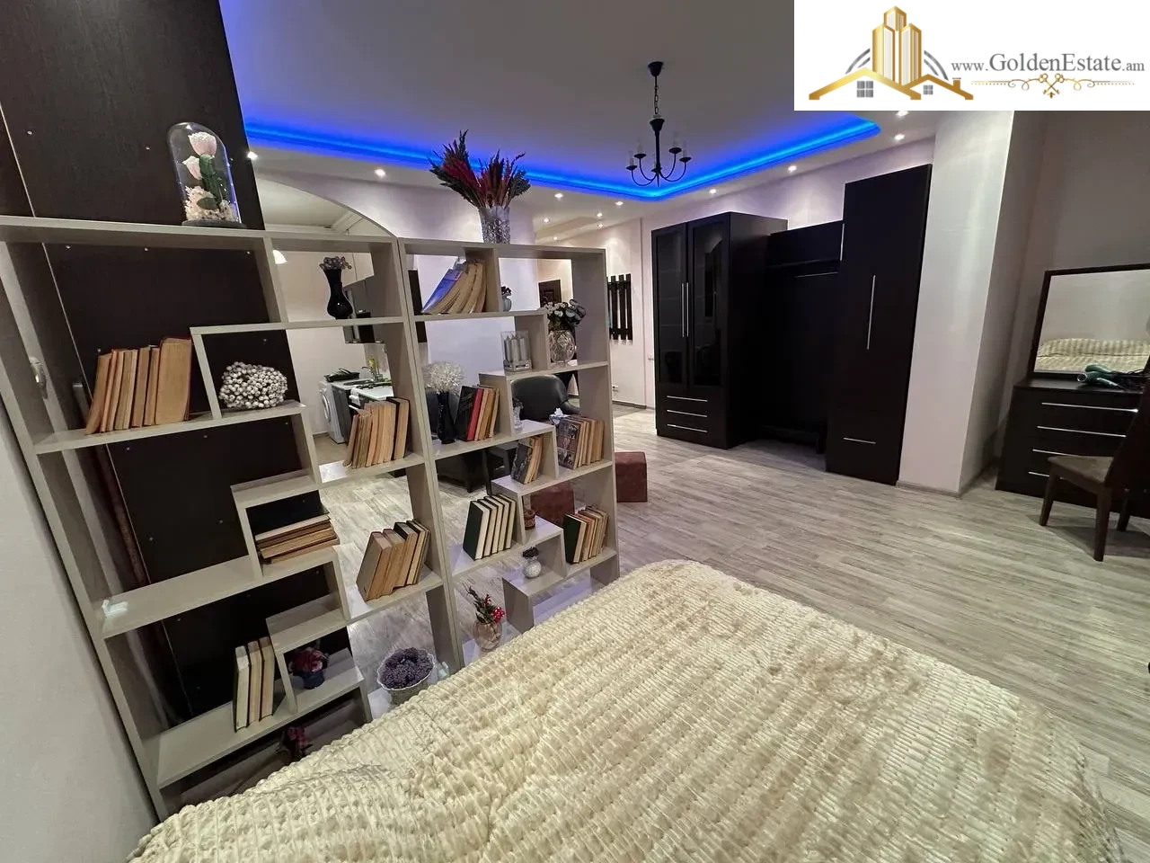 Ընդարձակ 1 սենյականոց բնակարան Նալբանդյան փողոցում կենտրոնում, 52 քմ, բարձր առաստաղներ, քարե շենք