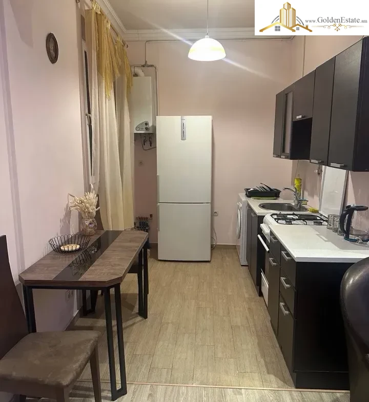 Ընդարձակ 1 սենյականոց բնակարան Նալբանդյան փողոցում կենտրոնում, 52 քմ, բարձր առաստաղներ, քարե շենք