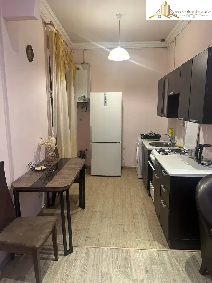 Ընդարձակ 1 սենյականոց բնակարան Նալբանդյան փողոցում կենտրոնում, 52 քմ, բարձր առաստաղներ, քարե շենք