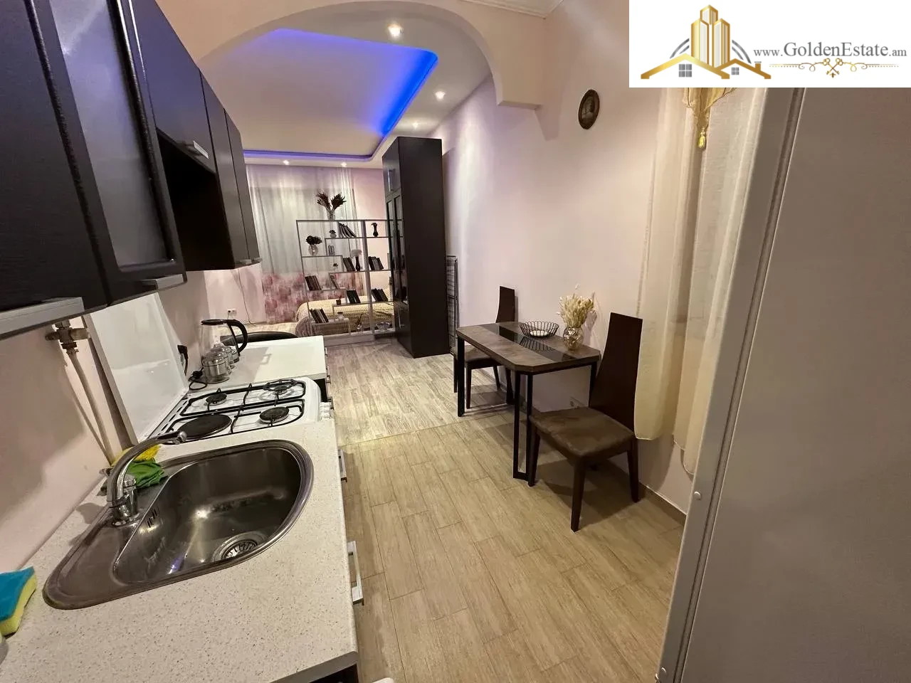 Ընդարձակ 1 սենյականոց բնակարան Նալբանդյան փողոցում կենտրոնում, 52 քմ, բարձր առաստաղներ, քարե շենք