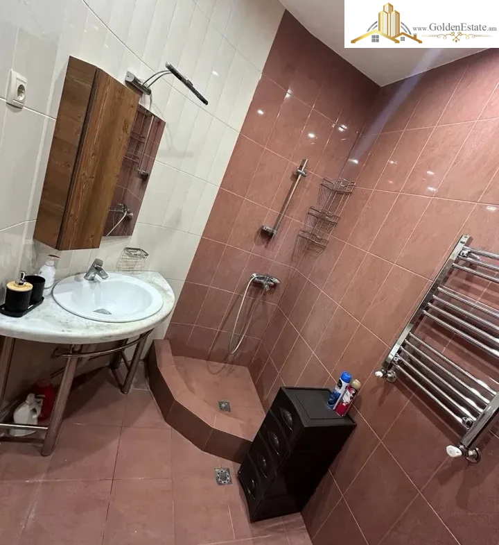 Ընդարձակ 1 սենյականոց բնակարան Նալբանդյան փողոցում կենտրոնում, 52 քմ, բարձր առաստաղներ, քարե շենք