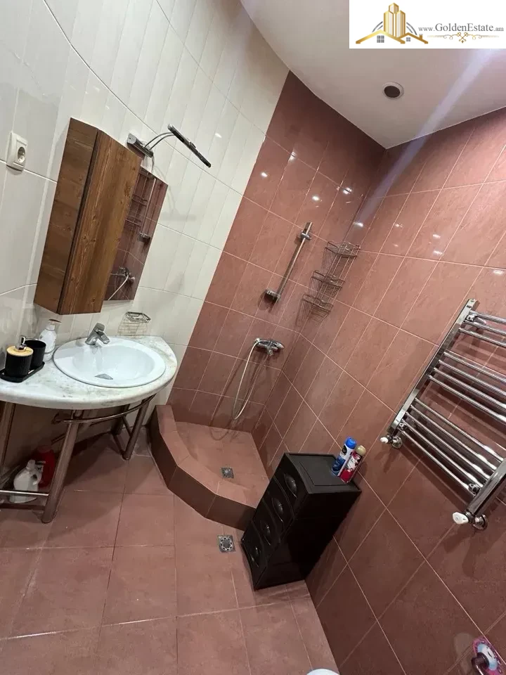 Ընդարձակ 1 սենյականոց բնակարան Նալբանդյան փողոցում կենտրոնում, 52 քմ, բարձր առաստաղներ, քարե շենք