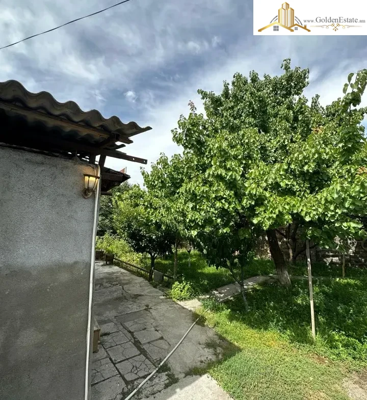 Մեկ հարկանի քարե տուն Էզրաս Հասրաթյան փողոցում Քանաքեռ-Զեյթունում, 132 քմ, 525 քմ հողի վրա