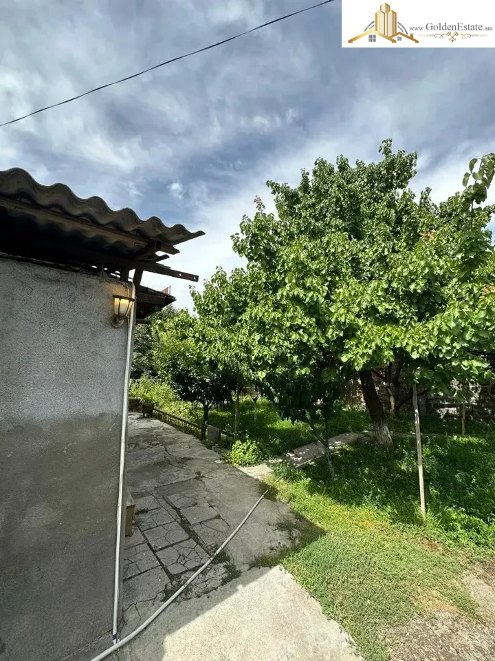 Մեկ հարկանի քարե տուն Էզրաս Հասրաթյան փողոցում Քանաքեռ-Զեյթունում, 132 քմ, 525 քմ հողի վրա