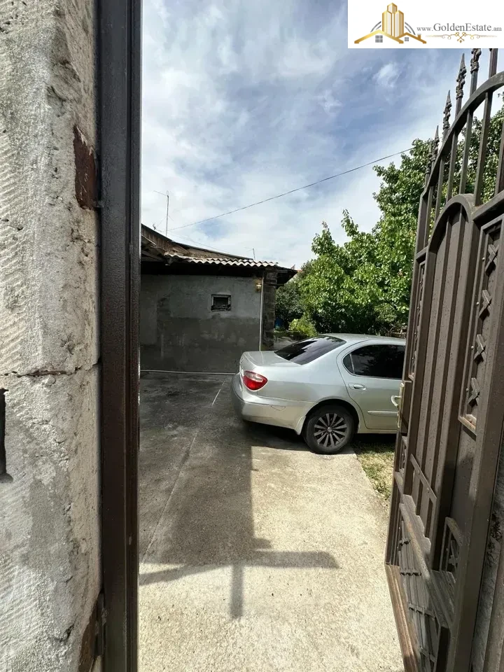 Մեկ հարկանի քարե տուն Էզրաս Հասրաթյան փողոցում Քանաքեռ-Զեյթունում, 132 քմ, 525 քմ հողի վրա