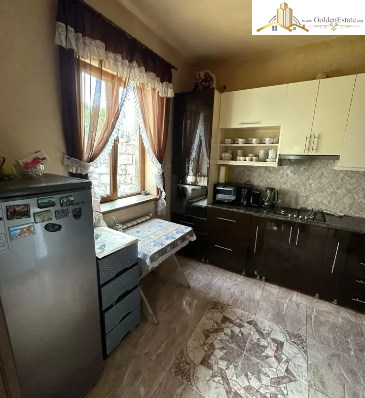 Մեկ հարկանի քարե տուն Էզրաս Հասրաթյան փողոցում Քանաքեռ-Զեյթունում, 132 քմ, 525 քմ հողի վրա