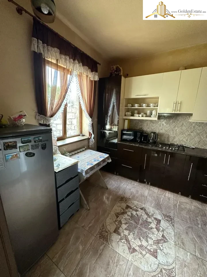 Մեկ հարկանի քարե տուն Էզրաս Հասրաթյան փողոցում Քանաքեռ-Զեյթունում, 132 քմ, 525 քմ հողի վրա