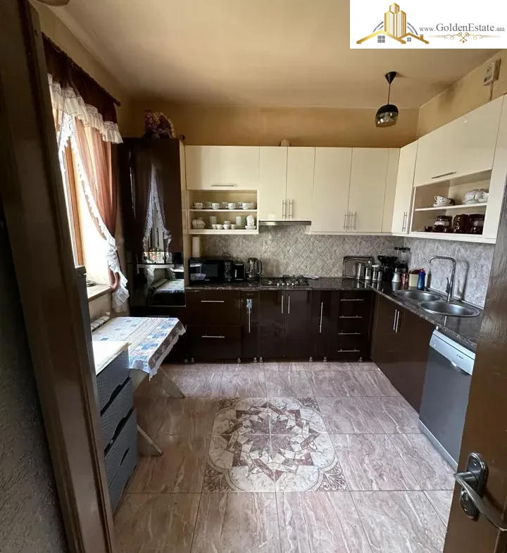 Մեկ հարկանի քարե տուն Էզրաս Հասրաթյան փողոցում Քանաքեռ-Զեյթունում, 132 քմ, 525 քմ հողի վրա