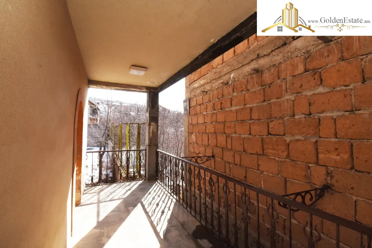 Երկու հարկանի քարե տուն Ձորաղբյուր 37-րդ փողոցում Նոր Նորքում, 270 քմ, 720 քմ հողի վրա