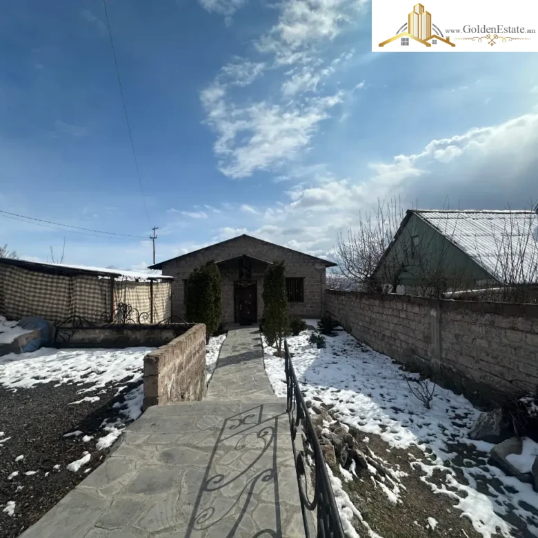 Մեկ հարկանի քարե տուն Այգեգործների փողոցում Նոր Նորքում, 135 քմ, 500 քմ հողի վրա, 2 սանհանգույց