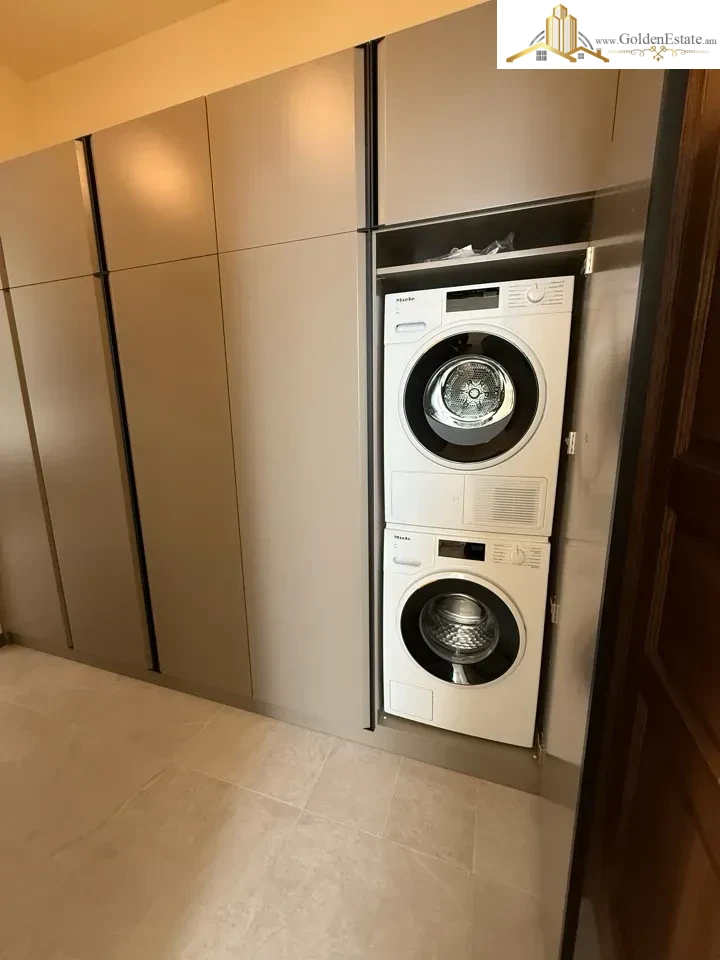 3 սենյականոց բնակարան նորակառույց շենքում Ռոստոմի փողոցում կենտրոնում, 76 քմ, բարձր առաստաղներ