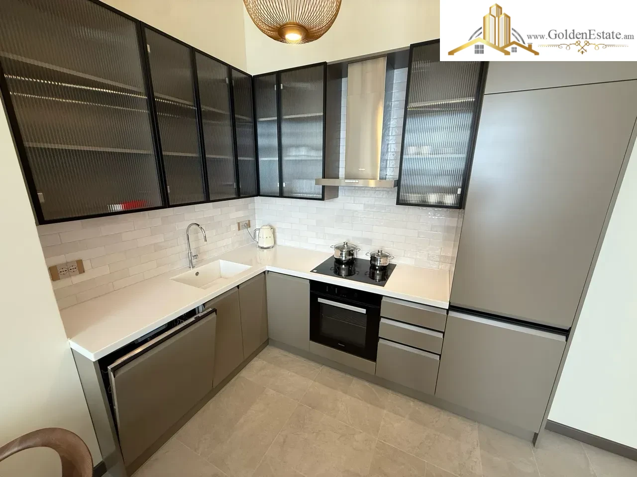 3 սենյականոց բնակարան նորակառույց շենքում Ռոստոմի փողոցում կենտրոնում, 76 քմ, բարձր առաստաղներ