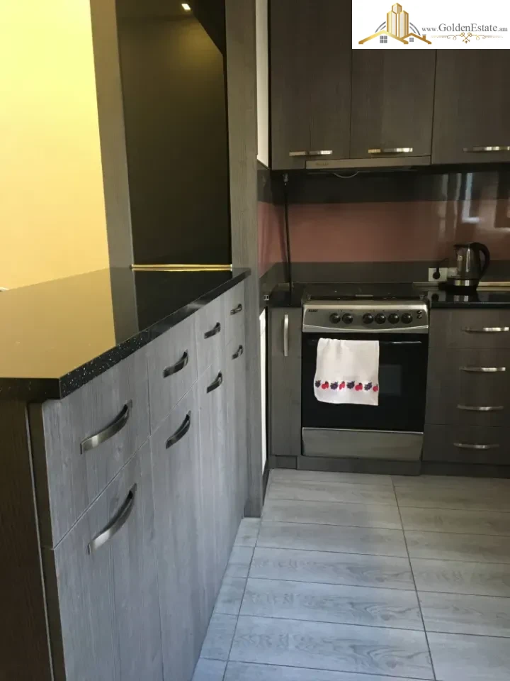 2 սենյականոց բնակարան Նաիրի Զարյան փողոցում Արաբկիրում, 60 քմ, 1/4 հարկ, բարձր առաստաղներ, քարե շենք