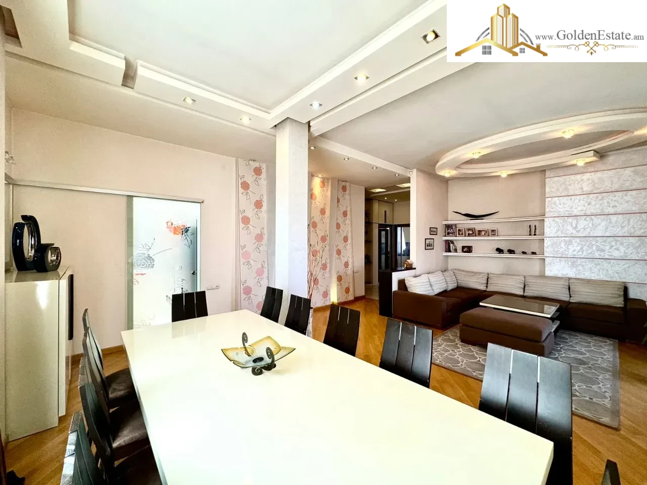 4 սենյականոց բնակարան Նար-Դոսի փողոցում կենտրոնում, 113 քմ, բարձր առաստաղներ, քարե շենք