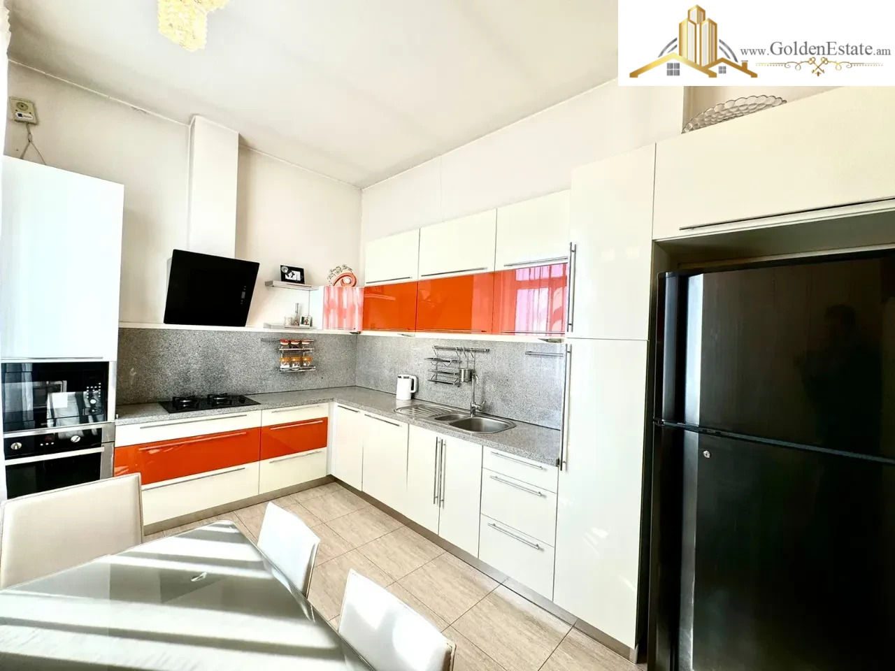 4 սենյականոց բնակարան Նար-Դոսի փողոցում կենտրոնում, 113 քմ, բարձր առաստաղներ, քարե շենք