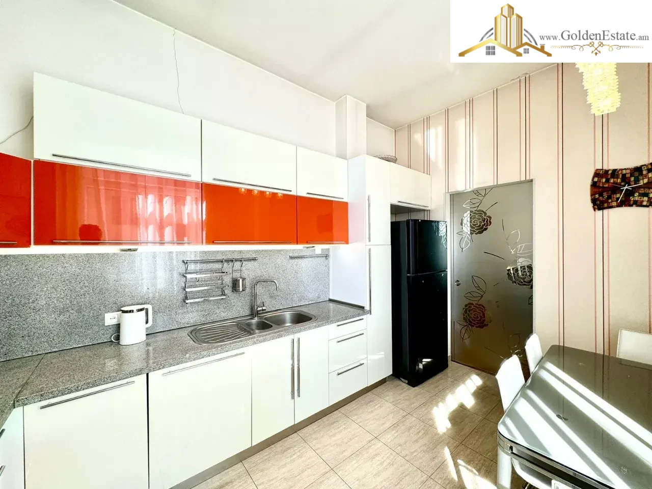 4 սենյականոց բնակարան Նար-Դոսի փողոցում կենտրոնում, 113 քմ, բարձր առաստաղներ, քարե շենք